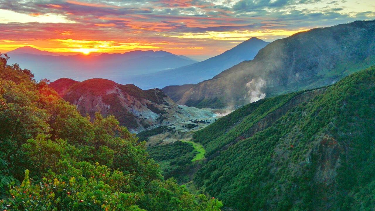 Best places to hike with panoramic mountain views nearby