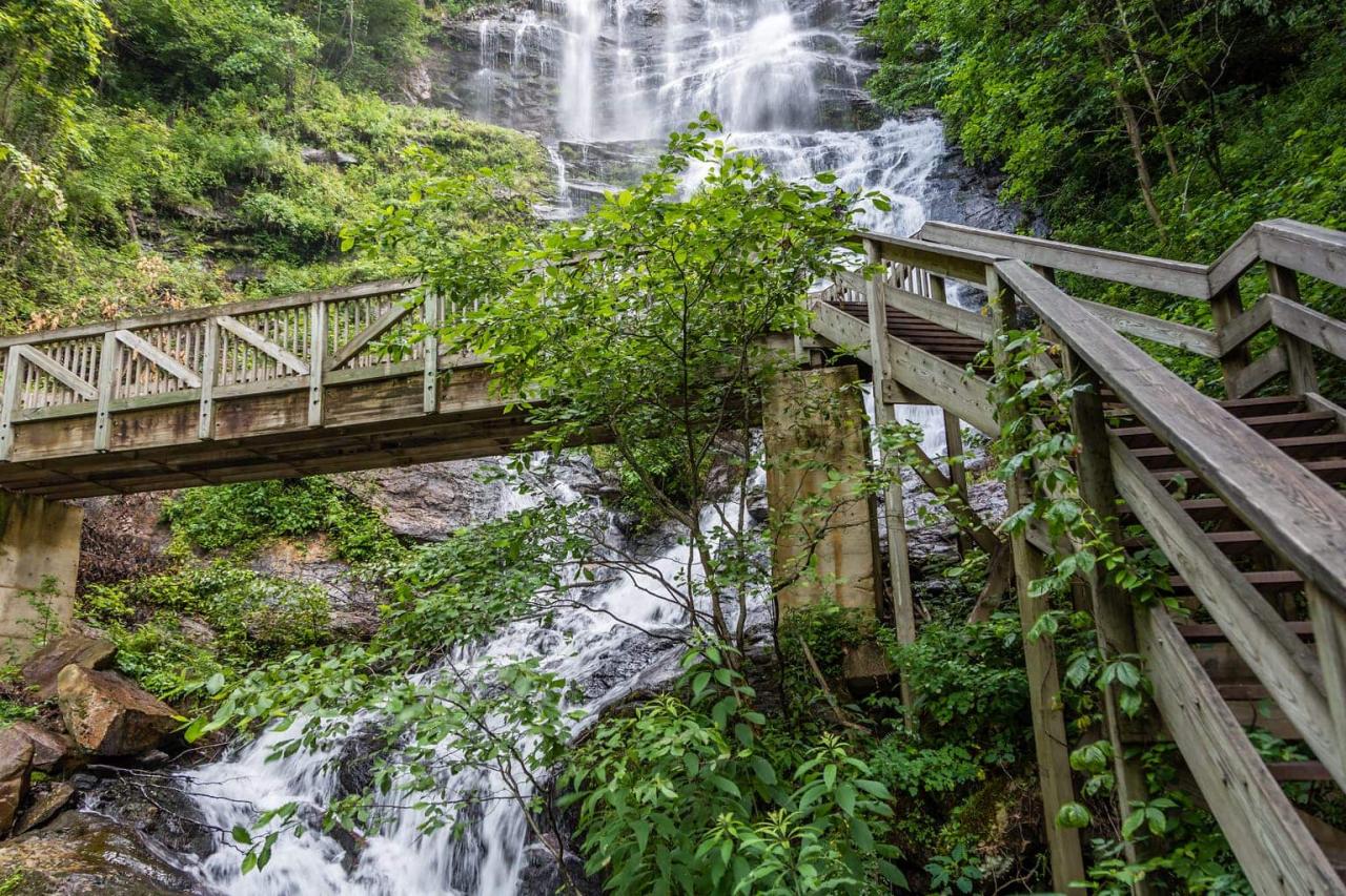 Easy hiking trails with waterfalls near me
