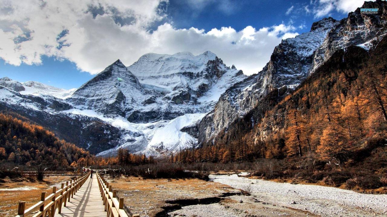 Mountain top mountains overlooking langtang viewpoint glacier covered clear range ice day Best places to hike near me with panoramic mountain views