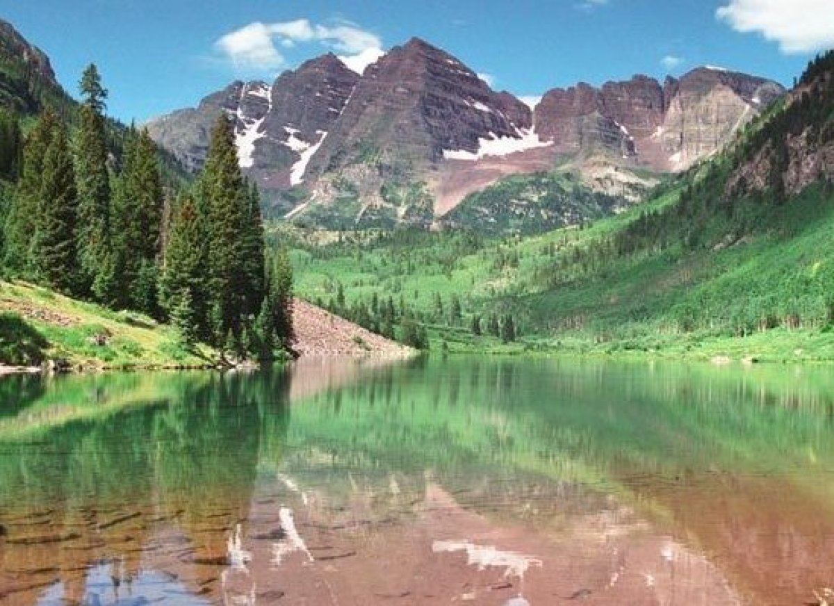 Long scenic hiking trails with stunning mountain views nearby