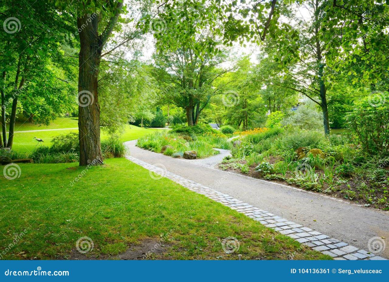 Nearby parks with easy accessible walking paths
