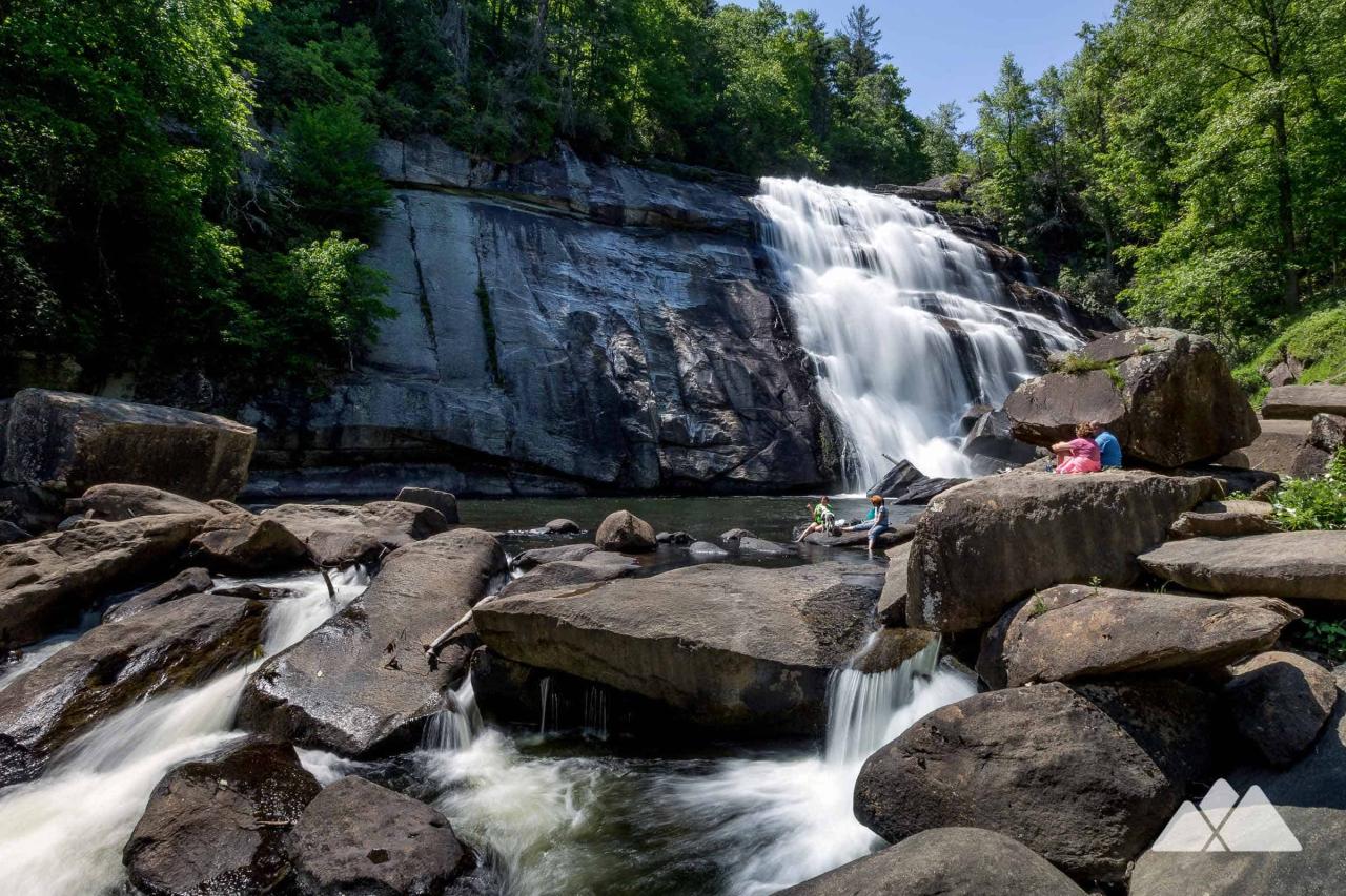 Nc waterfalls asheville near hikes Where to find the most picturesque waterfall hiking trails nearby