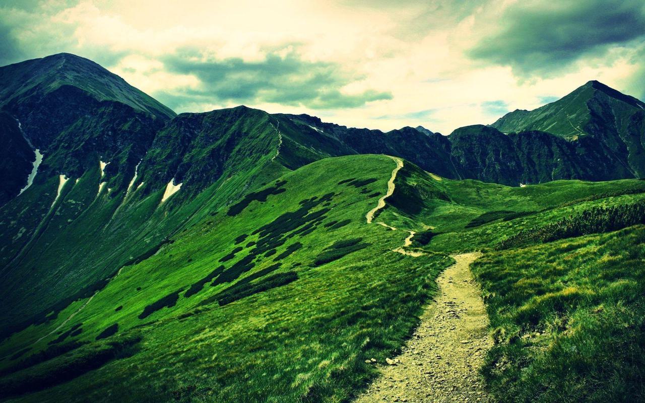 Closest mountain trails near me for a moderate hike